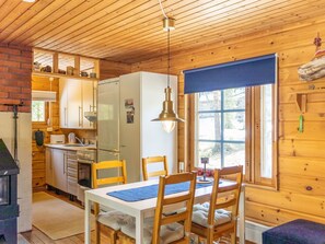 Frigorífico, microondas y utensilios de cocina