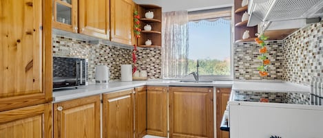 Fridge, stovetop, coffee/tea maker
