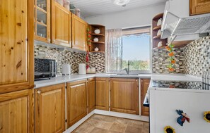 Kühlschrank, Herdplatte, Wasserkocher mit Kaffee-/Teezubehör