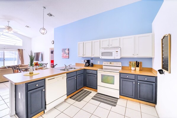 Fridge, microwave, oven, stovetop - Upstay: Family Resort Home w Pool, BBQ & Game Room (Davenport)