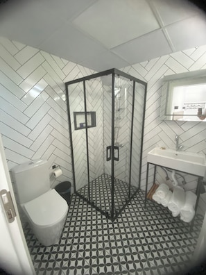 Chambre Standard, balcon, vue jardin | Salle de bain