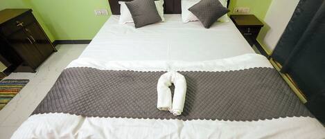 4 bedrooms, iron/ironing board, WiFi, bed sheets