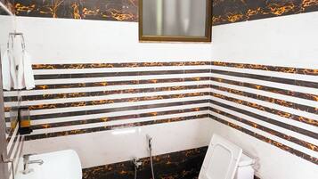 Dusch, hårtork, handdukar och tvål