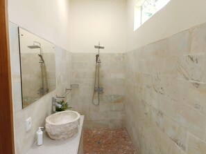 Douche, serviettes fournies, savon, papier toilette