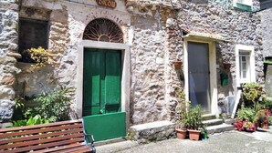 Un edificio de piedra con una puerta verde y un letrero que dice "Biedu".