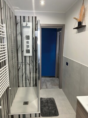 Dusche, umweltfreundliche Kosmetikartikel, Haartrockner, Bidet
