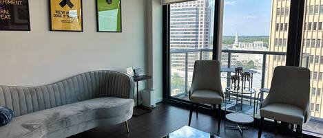 Téléviseur connecté, jeux vidéo, livres, sélection de musique