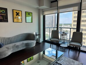 Smart TV, video games, books, music library - Luxury High Rise apartment in Buckhead, Atlanta with views to Lenox Mall. (Atlanta)