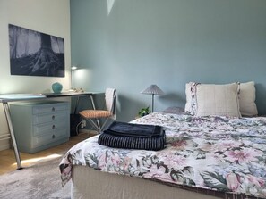 1 slaapkamer, een bureau, een strijkplank/strijkijzer, wifi