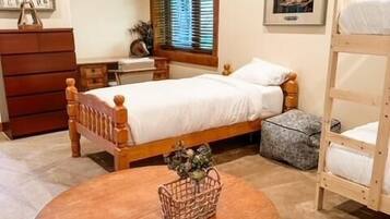 3 bedrooms, internet, bed sheets