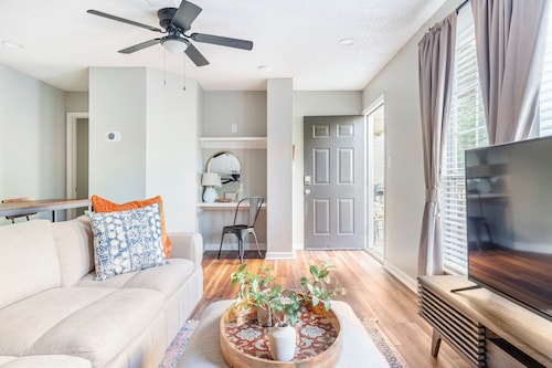 4 Bed, 2 Bath, Dog Friendly, Well Equipped Kitchen, Easy 1 Mile to Jordan-Hare, Ample Parking, Pool