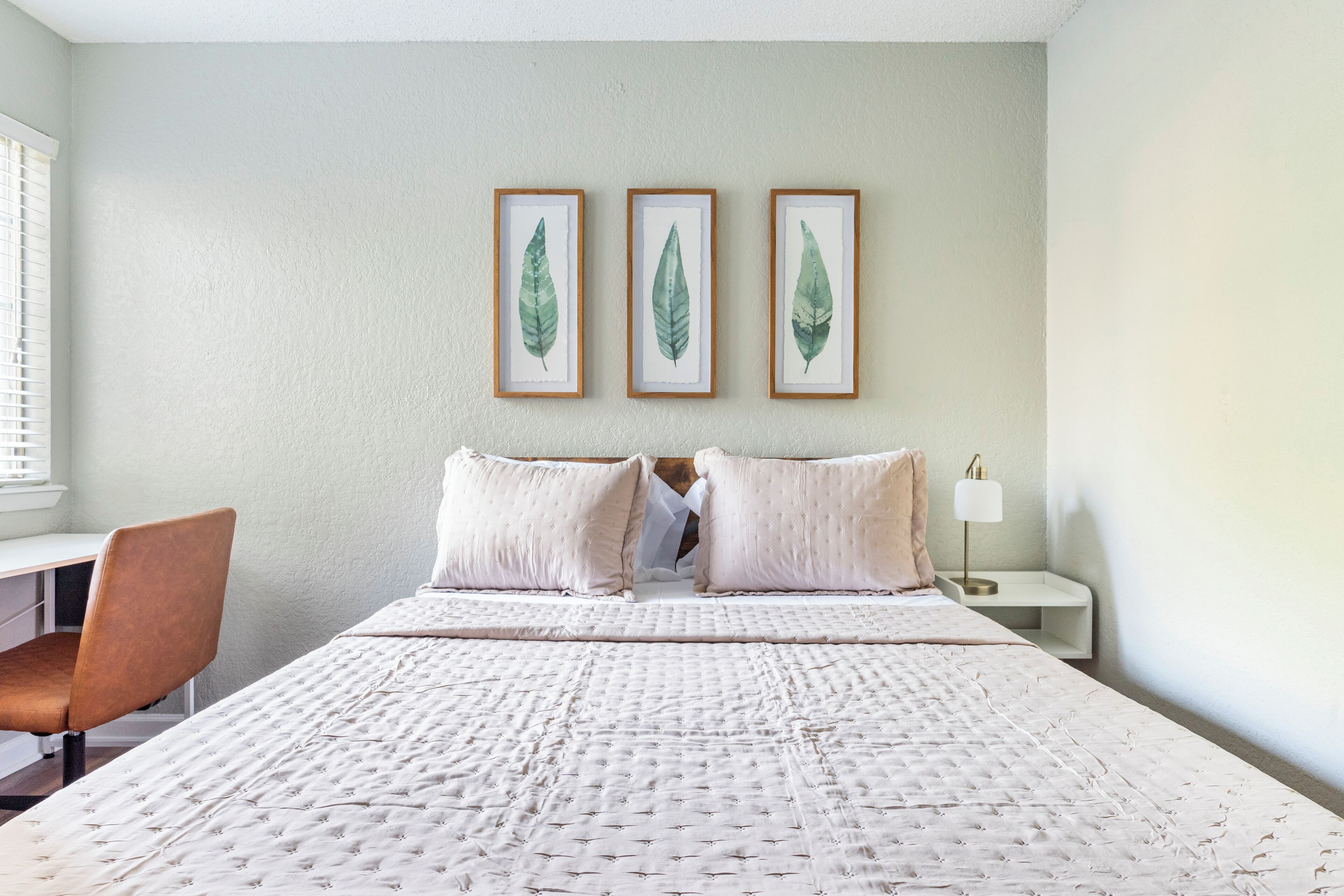 4 bedrooms, desk, iron/ironing board, WiFi (free)