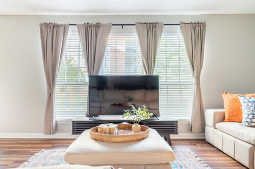 Family & Pet Friendly, Location Style & Comfort *4BR/2BA Walk To Everything