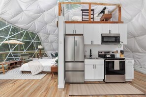 Fridge, microwave, oven, stovetop - Dream Dome - Romantic Retreat + Wifi A/C + Hot Tub (Luray)