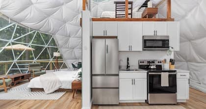 Dream Dome - Romantic Retreat + Wifi A/C + Hot Tub