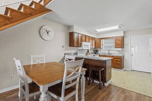 Fridge, microwave, oven, stovetop - BEST OF BOTH WORLDS! Beach vibes, Lagoon Life! (Gulf Shores)