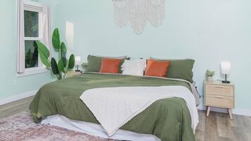 3 dormitorios, escritorio, tabla de planchar con plancha y cuna de viaje