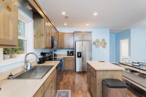 ثلاجة، ميكروويف، فرن، موقد طهي مسطح