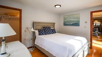 3 bedrooms, desk, iron/ironing board, travel crib