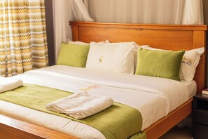 Executive Double Room | Bathroom | Hydromassage showerhead, designer toiletries, hair dryer, bathrobes - Sun City Amuzement Park Hotel Soroti (Soroti)