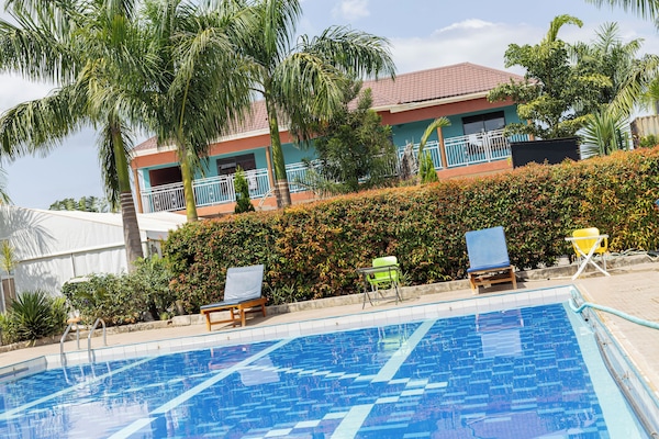 10 outdoor pools