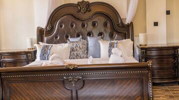 Superior Suite | Bathroom | Hydromassage showerhead, designer toiletries, hair dryer, bathrobes