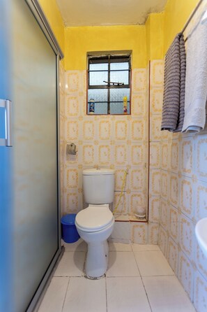 Shower, hair dryer, towels, soap - SkyView Top Studio (Nairobi)