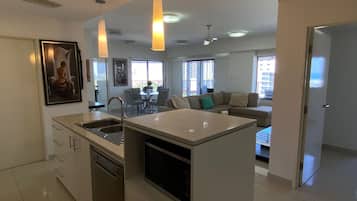 Apartment, City View | Ruang tamu | 50 inci televisyen LCD dengan digital