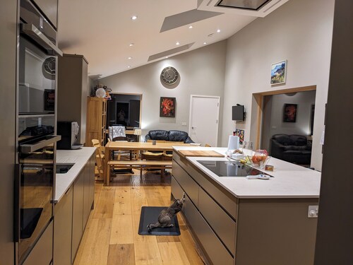 Large home, w/gym, climbing wall, pet welcome, by coast, woods, park & village