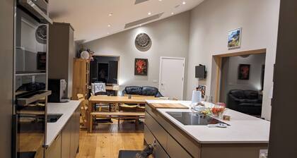 Large home, w/gym, climbing wall, pet welcome, by coast, woods, park & village