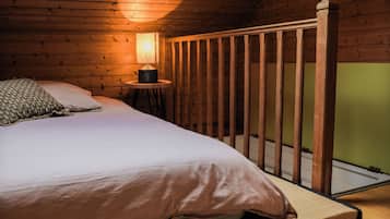 5 bedrooms, iron/ironing board, WiFi, bed sheets
