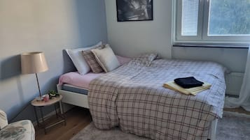 1 sovrum, skrivbord, strykjÀrn/strykbrÀda och wi-fi