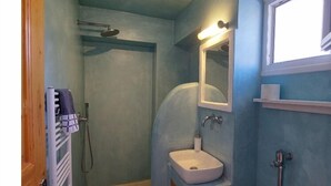 Un bagno compatto con doccia, lavandino e WC.