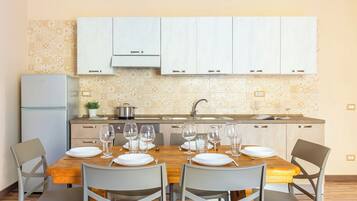 Apartamento | Cozinha privada | Chaleira elétrica, mesas de jantar