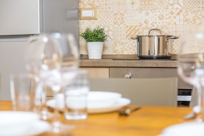Apartment | Private kitchen | Electric kettle, dining tables - Casa Mavi al Museo Archeologico  (Naples)