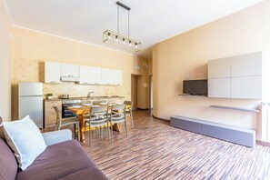 Apartment | Living area | 35-inch flat-screen TV with digital channels - Casa Mavi al Museo Archeologico  (Naples)