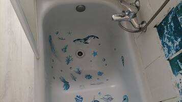 Haartrockner, Bidet, Handtücher, Seife