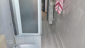 SĂšche-cheveux, bidet, serviettes fournies, savon