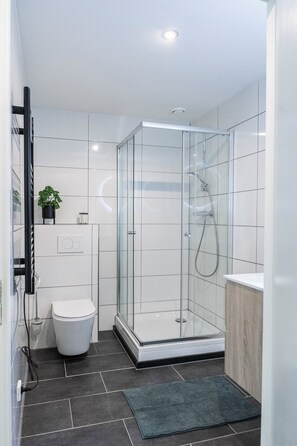 Een haardroger, handdoeken