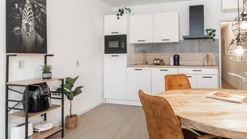 Een koelkast, een magnetron, een oven, een kookplaat