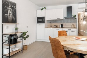 Réfrigérateur, four à micro-ondes, un four, surface de cuisson