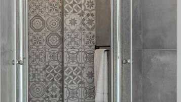 Secador de pelo y toallas