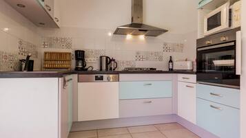 Een koelkast, een microgolfoven, een oven, een vaatwasser