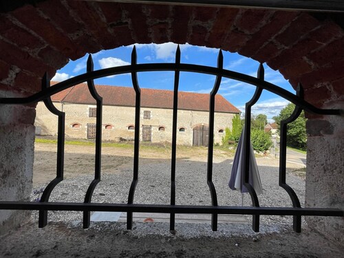 Gîte en pleine nature près de la Loire, idéal famille ou amis, proche des vignobles et sites historiques.