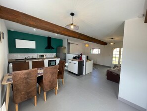 Interior - Charming Cottage in Beaulieu-sur-Loire: Ideal Family/Friends Getaway, Near Historic Sites and Vineyards (Beaulieu-sur-Loire)