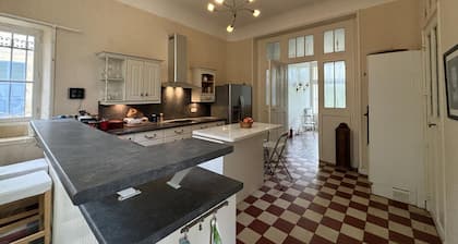 Villa de charme avec jardin clos, proche de Vichy, idéale pour séjours en famille