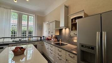 Coffee/tea maker, fridge, microwave, oven