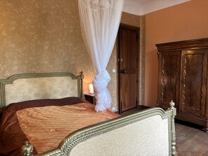 4 bedrooms, free WiFi, bed sheets - Vintage charm with walled garden near Vichy (Sanssat)