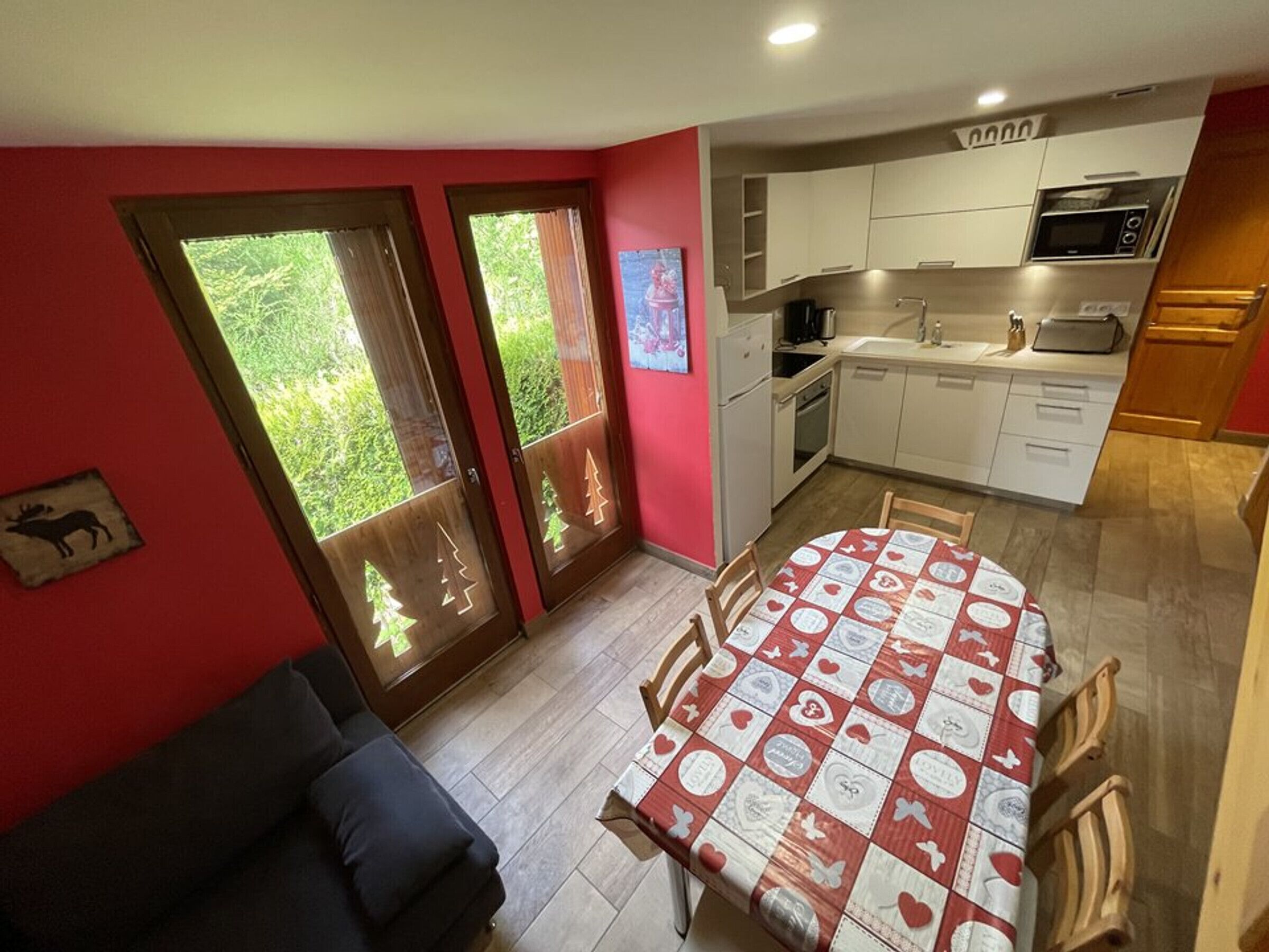 Een koelkast, een microgolfoven, een oven, een vaatwasser