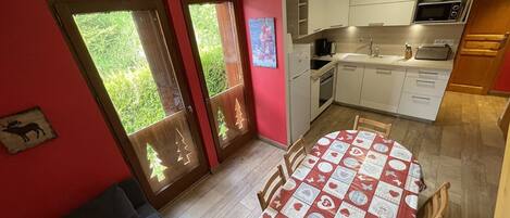 Réfrigérateur, micro-ondes, four, lave-vaisselle